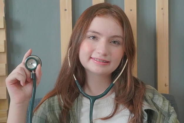 Estudante em sala de aula, jovem, feliz, engraçado, estudar e brincar com experimentação na aula