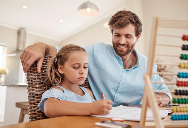 Estudante escrevendo e aprendendo menina com professor pai ajuda com solução de lição de casa de problemas de matemática juntos na sala de estar Feliz aula de homeschool pai ou pai ensinando criança ábaco e educação de números