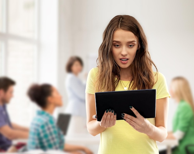 Estudante espantada com tablet na escola