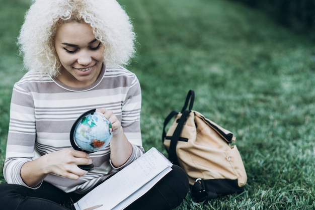 Estudante estudando ao ar livre na grama