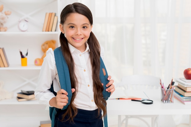 Foto estudante étnica segurando alças de mochila