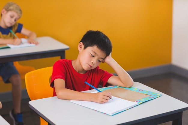 Estudante fazendo a lição de casa