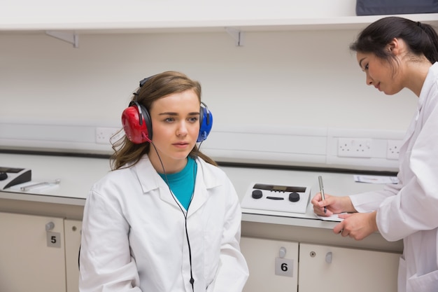 Estudante fazendo um teste de audição