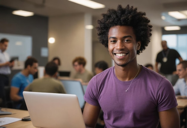 Estudante feliz com um portátil num ambiente de aprendizagem dinâmico