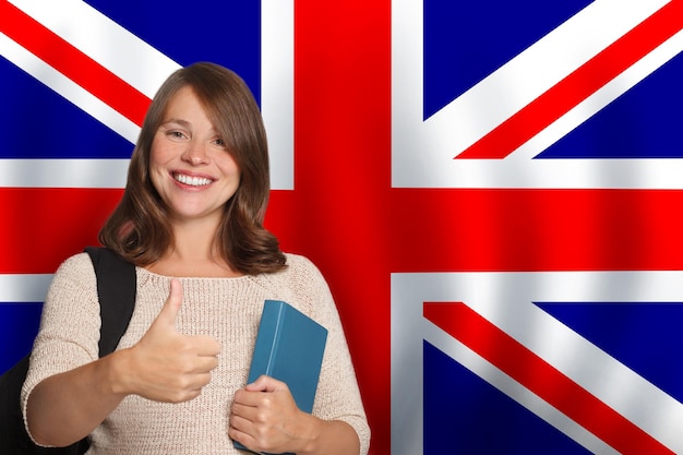 Estudante feliz contra o fundo da bandeira dos EUA Educação de viagem e conceito de aprendizagem de linguagem