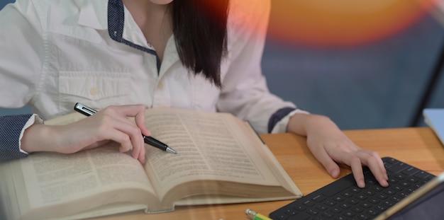 Estudante feminino estudando na biblioteca da faculdade