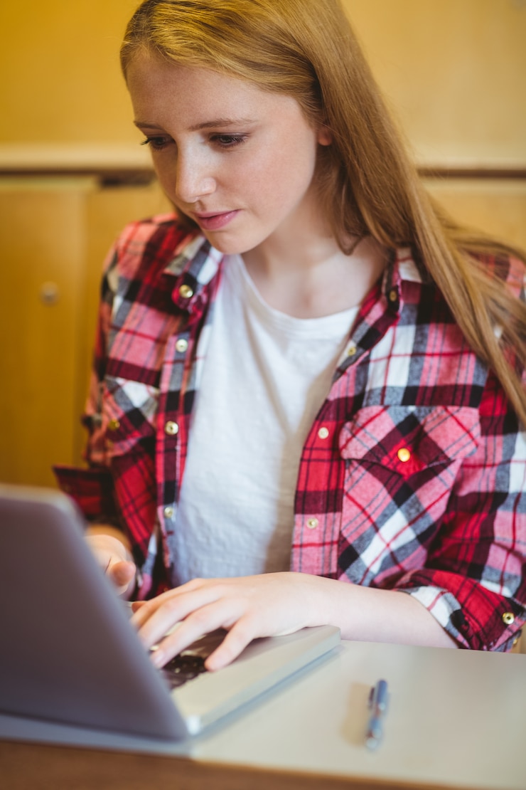 Foto estudante focado usando laptop durante a aula