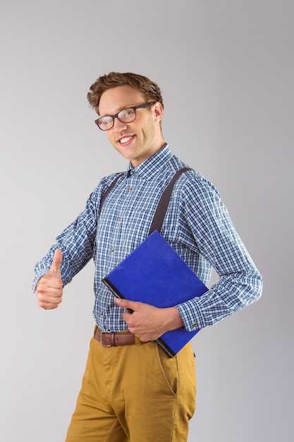 Foto estudante geeky segurando um caderno
