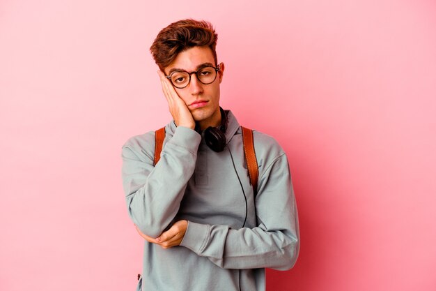 Estudante homem entediado e cansado isolado em rosa