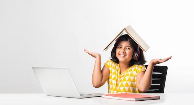 Estudante indiana asiática muito estilosa que estuda e participa de uma aula online em casa