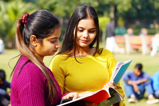 estudante indiano com livros