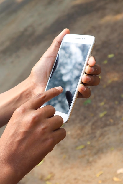 Estudante indiano usando o conceito de educação on-line de tela de smartphone