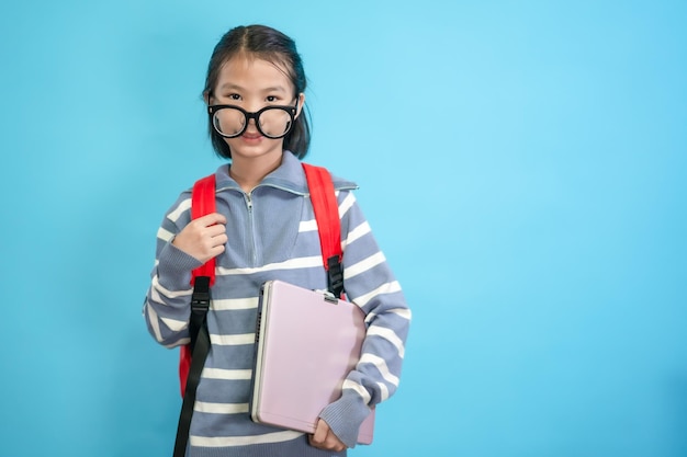 Estudante infantil, crianças asiáticas fecham pessoas fofas e alegres, usando óculos e segurando laptop