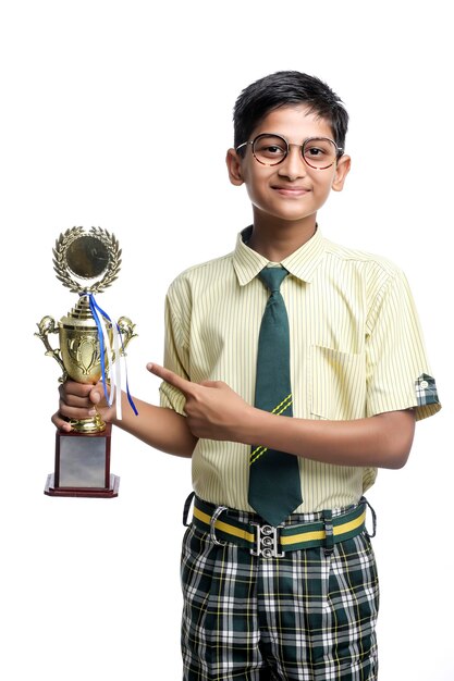 Estudante inteligente levantando seu troféu como vencedor em uma competição escolar.