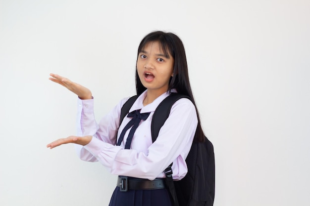 Estudante jovem de uniforme e mochila em fundo branco