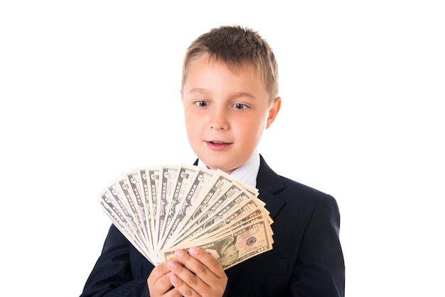 Estudante jovem empreendedor em um terno de negócios com dinheiro nas mãos