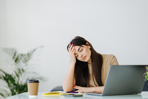 Estudante jovem frustrada estressada olhando para o laptop lendo e-mail ruim notícias da internet sentindo-se triste cansado de estudar trabalho on-line chateado com o problema falhou os resultados do teste do exame difícil aprendizado