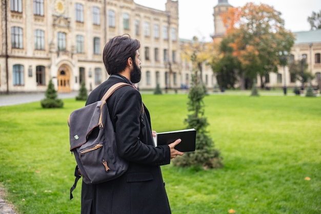 Estudante, jovem na universidade