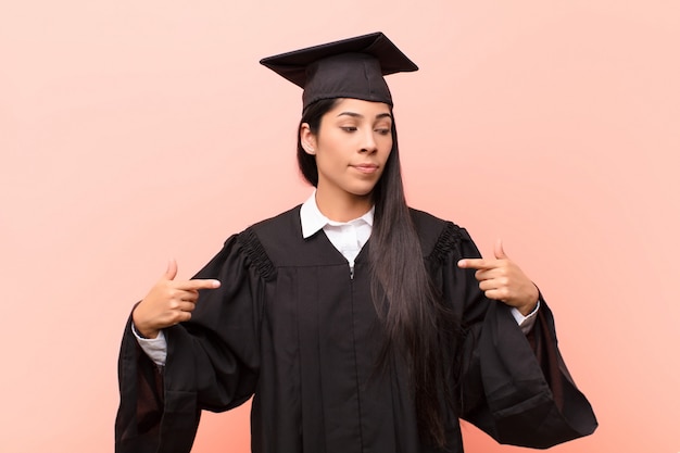 Estudante jovem, olhando orgulhoso, positivo e casual, apontando para o peito com as duas mãos