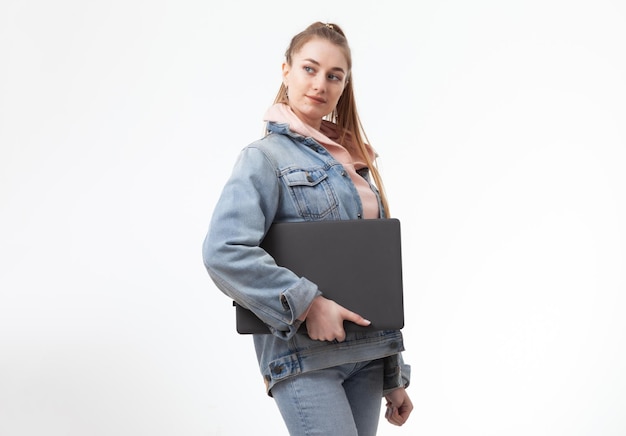 Estudante jovem proposital com laptop isolado no fundo branco