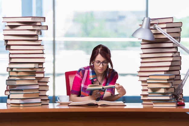 Estudante jovem se preparando para os exames da faculdade