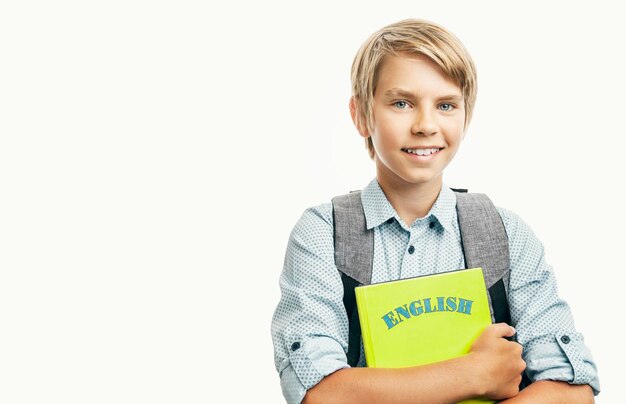 Estudante loiro sorridente e livros ingleses fechados