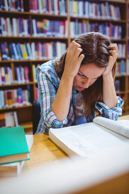 Estudante maduro na biblioteca