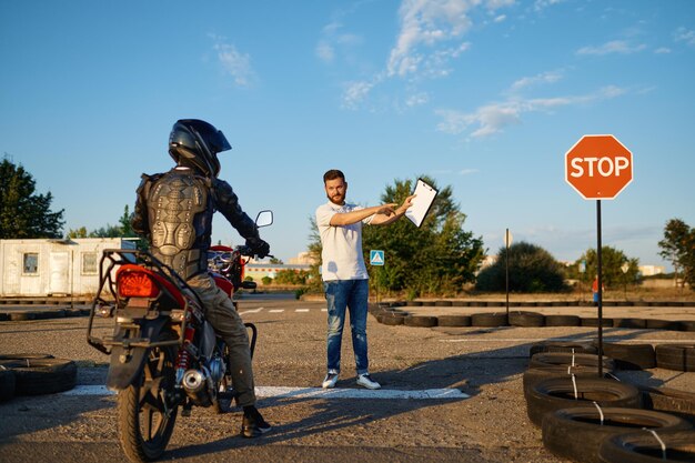 Estudante masculino e instrutor, teste no motordrome