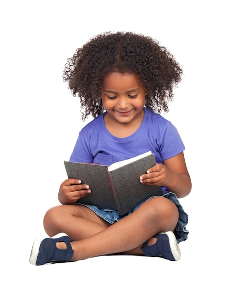 Estudante menina lendo com um livro isolado sobre o branco