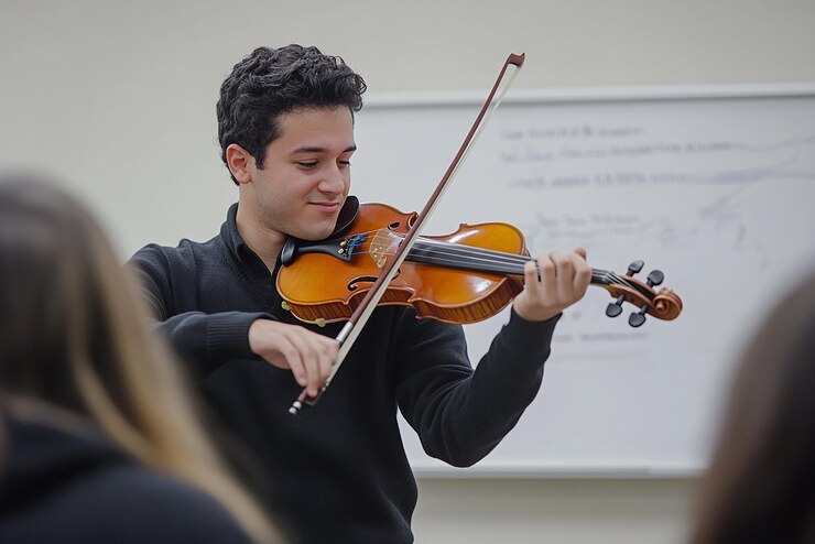 Foto estudante nervoso executando uma peça solo no violino