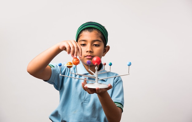 Estudante ou menina indiana estudando planetas ou ciências planetárias com o modelo 3d do nosso sistema solar