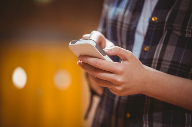 Estudante permanente usando o smartphone