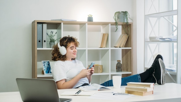 Estudante preguiçoso pausa para lição de casa mulher mensagens de telefone