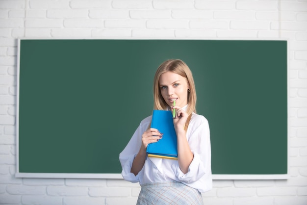 Estudante preparando o exame e aprendendo lições na sala de aula aluna tomando notas de ab