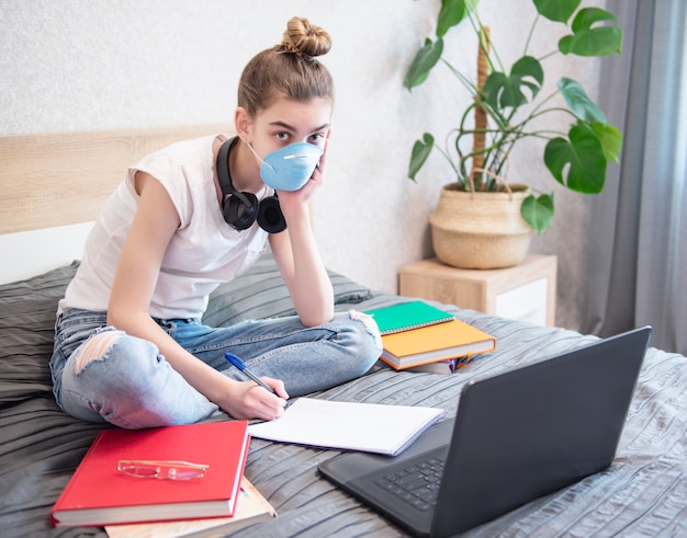 Estudante que estuda em casa