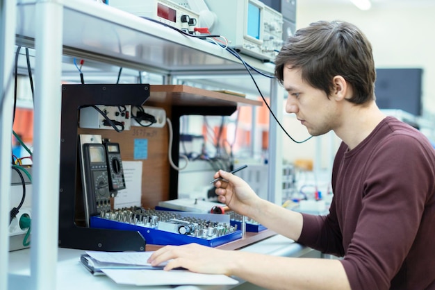 estudante realizar experimentos físicos na universidade b