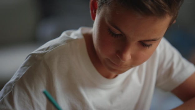 Estudante resolvendo problemas no notebook Menino pensativo estudando em casa