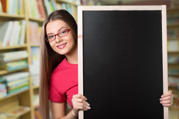 Estudante ruiva com quadro preto.