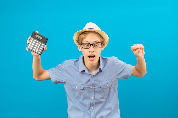 Estudante schoked segurando calculadora Retrato de um adolescente bonito e engraçado segurando calculadora na mão Empresário chocado com calculadora olhando para a câmera