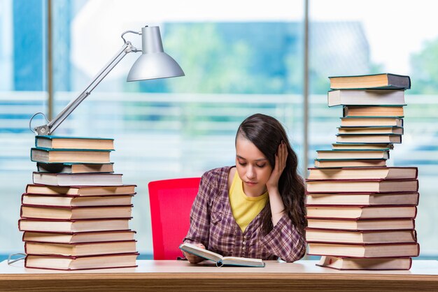 Estudante se preparando para os exames da faculdade