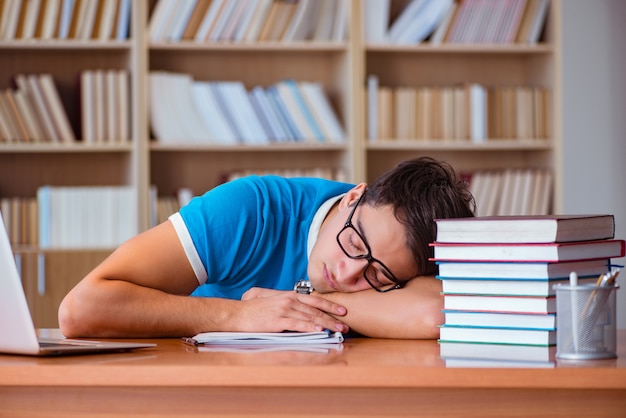 Estudante se preparando para os exames da faculdade