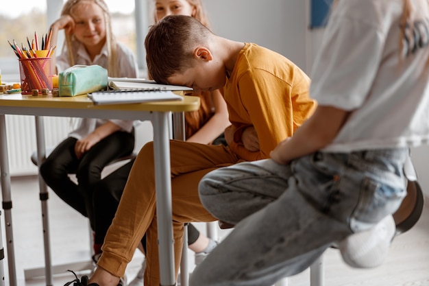 Estudante sentado em uma mesa e se sentindo cansado