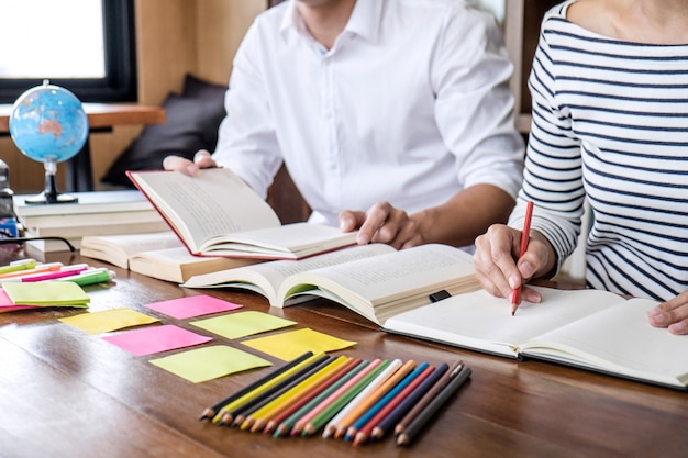 Estudante, sentando, em, biblioteca, estudar, e, leitura, fazendo, dever casa, e, prática lição, preparar, exame