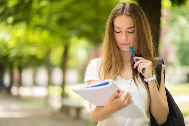 Estudante sorridente ao ar livre