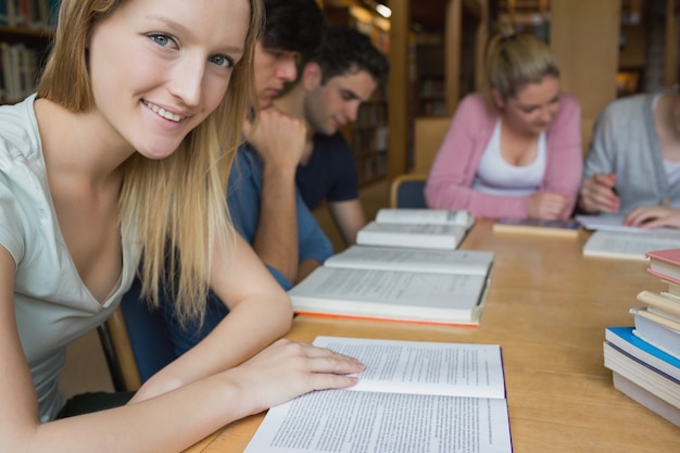 Estudante sorridente com grupo de estudo