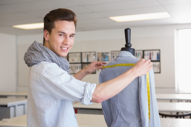 Estudante sorridente trabalhando com modelo