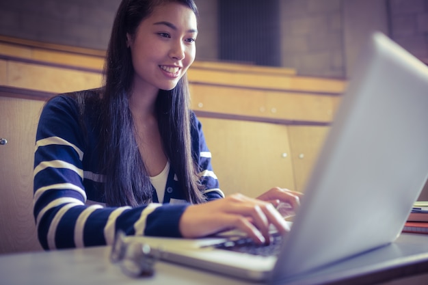 Estudante sorridente usando laptop