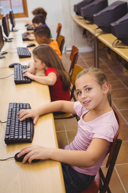 Estudante sorridente usando um computador
