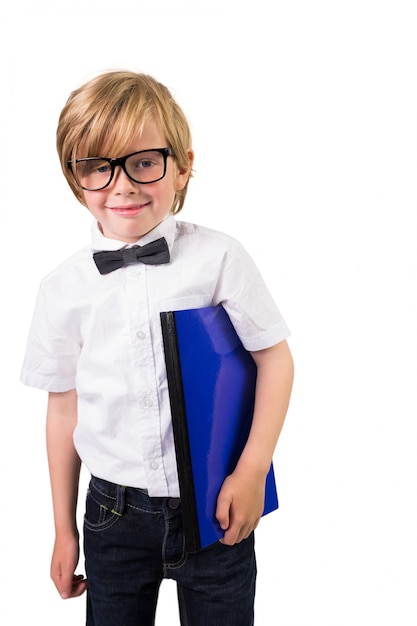 Estudante sorrindo e segurando o caderno