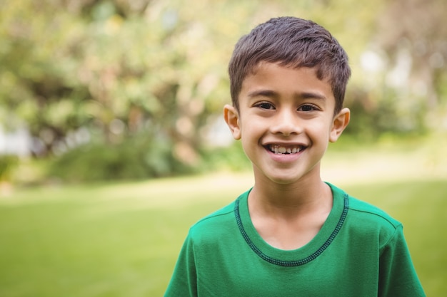 Estudante sorrindo olhando a câmera